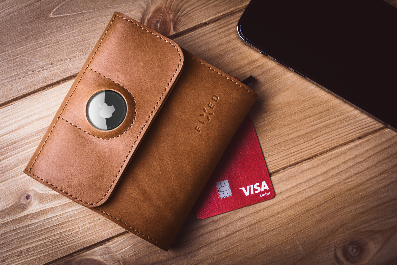 FIXED Kožená peněženka Classic Wallet for AirTag z pravé hovězí kůže, hnědá