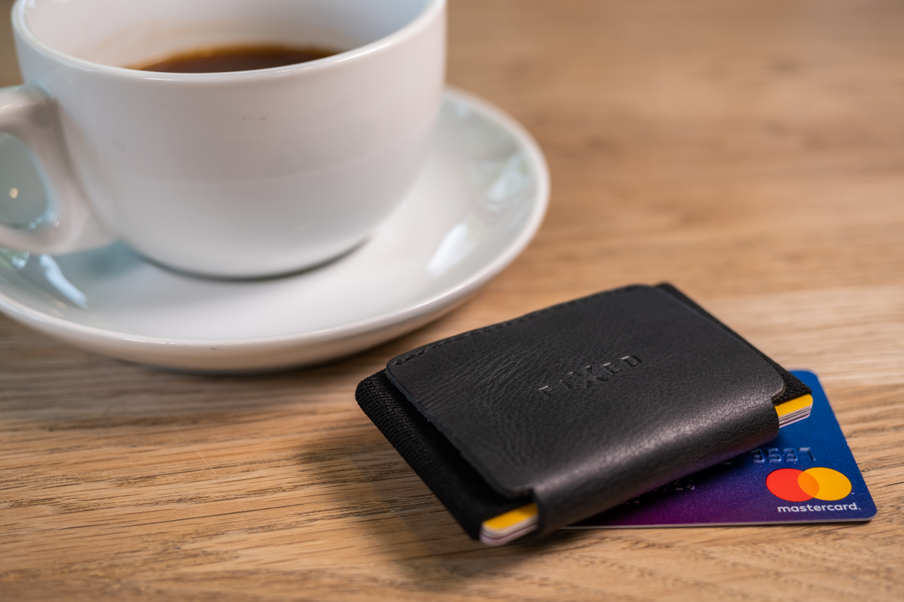 FIXED Kožená peněženka Tiny Wallet for AirTag z pravé hovězí kůže, černá