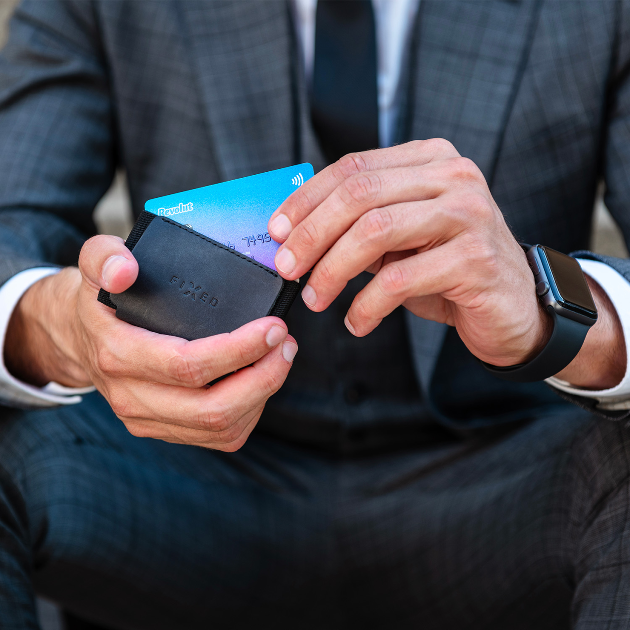 FIXED Kožená peněženka Tiny Wallet for AirTag z pravé hovězí kůže, černá