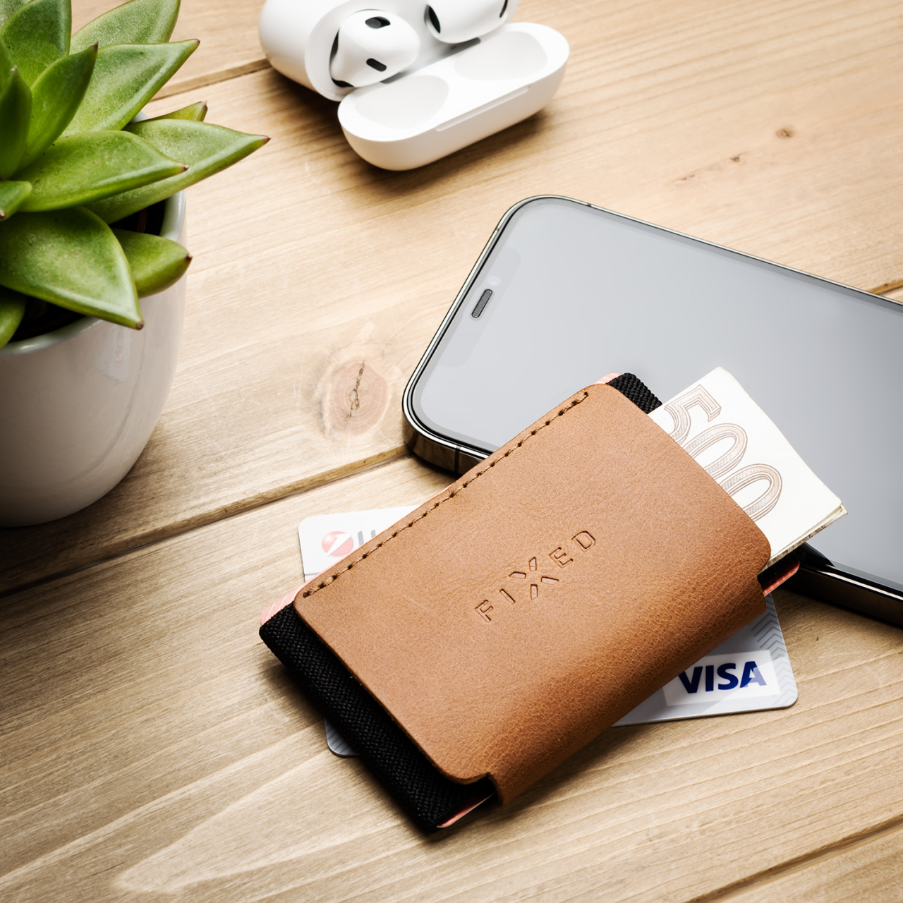 FIXED Kožená peněženka Tiny Wallet for AirTag z pravé hovězí kůže, hnědá