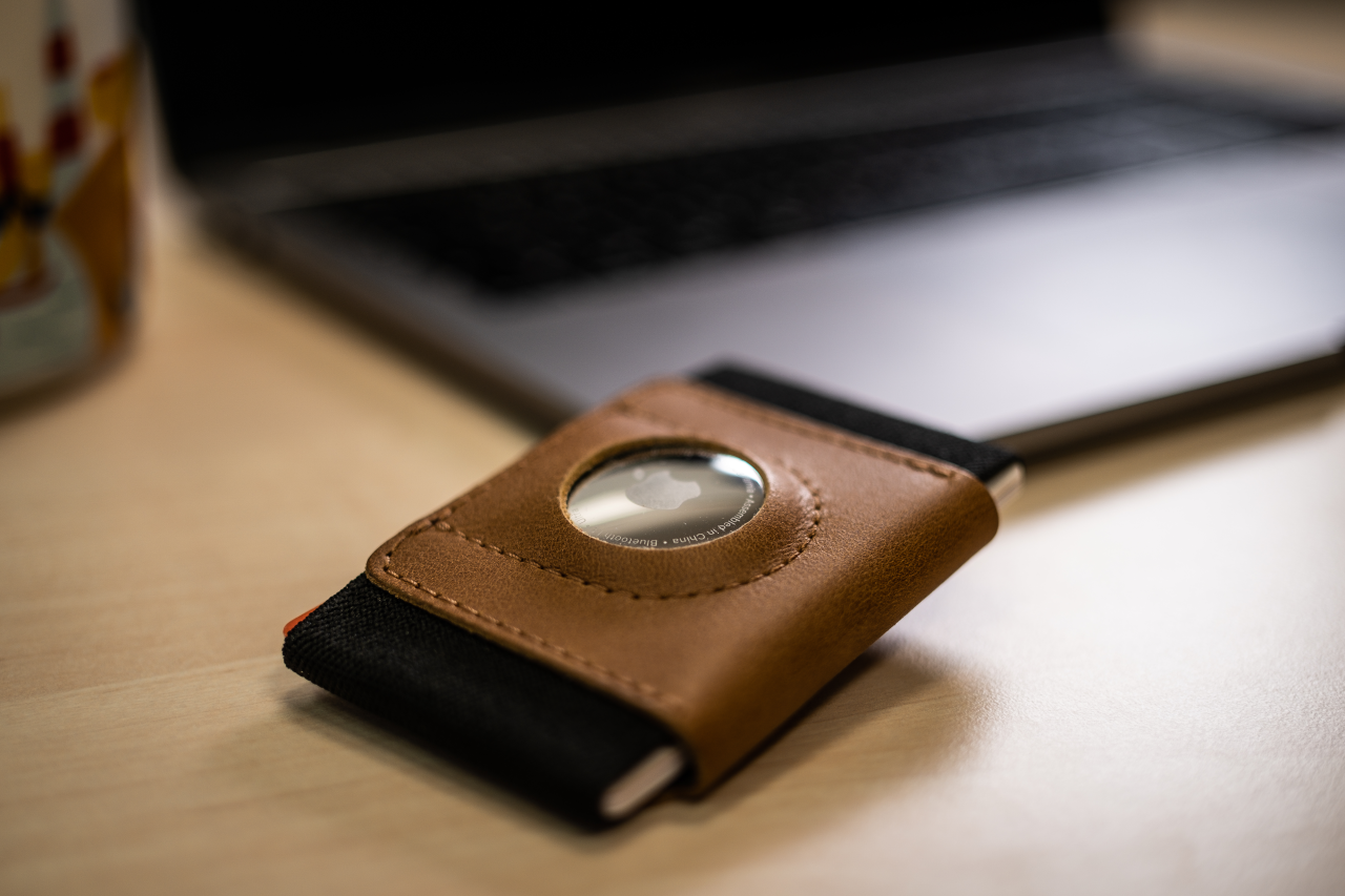 FIXED Kožená peněženka Tiny Wallet for AirTag z pravé hovězí kůže, hnědá