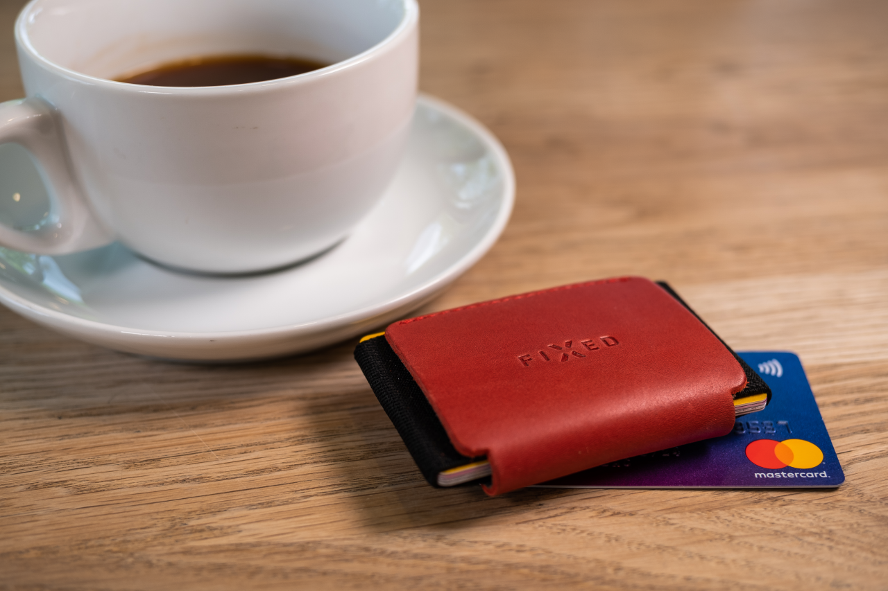 FIXED Kožená peněženka Tiny Wallet for AirTag z pravé hovězí kůže, červená