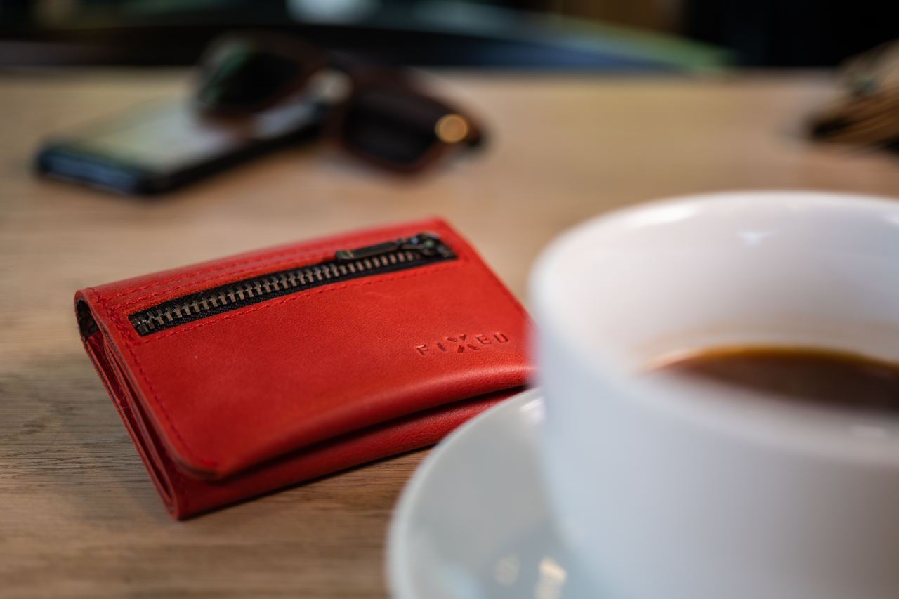 FIXED Kožená peněženka Tripple Wallet for AirTag z pravé hovězí kůže, červená