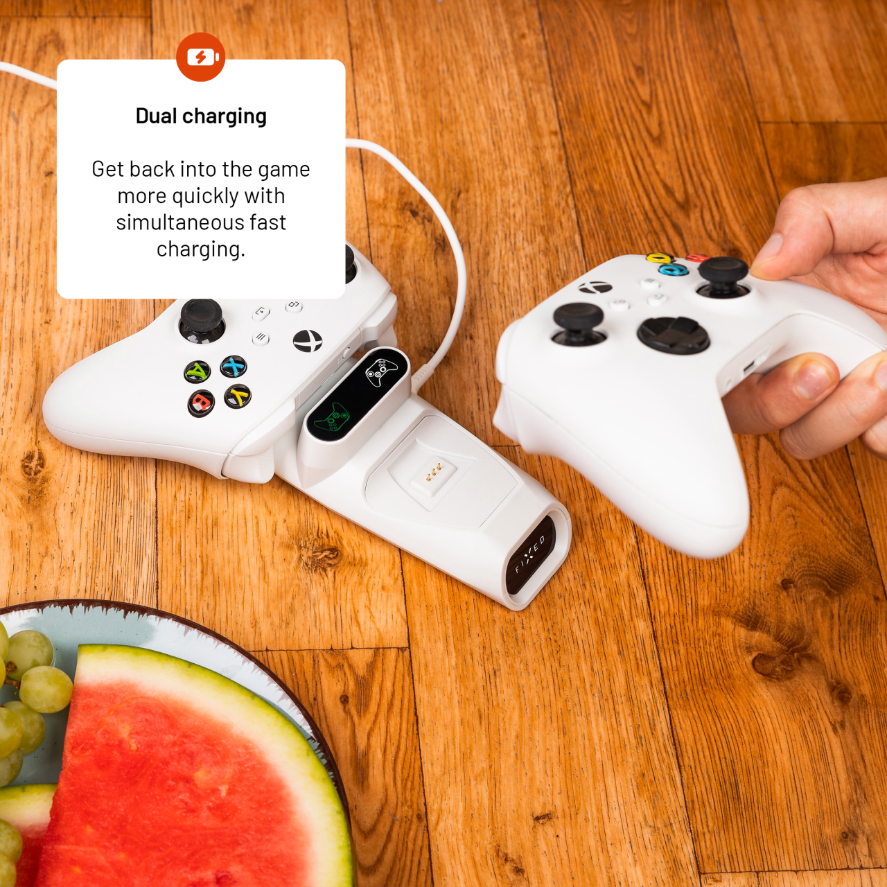 FIXED Dobíjecí stanice pro dva bezdrátové ovladače Xbox Series S, X a One, bílá