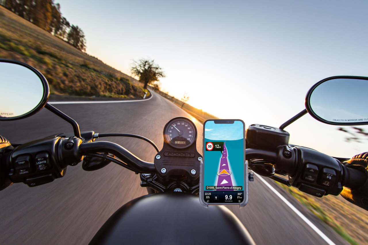 Univerzální hliníkový držák mobilního telefonu Cellularline Rider Steel na řídítka pro motorku i kolo, černý