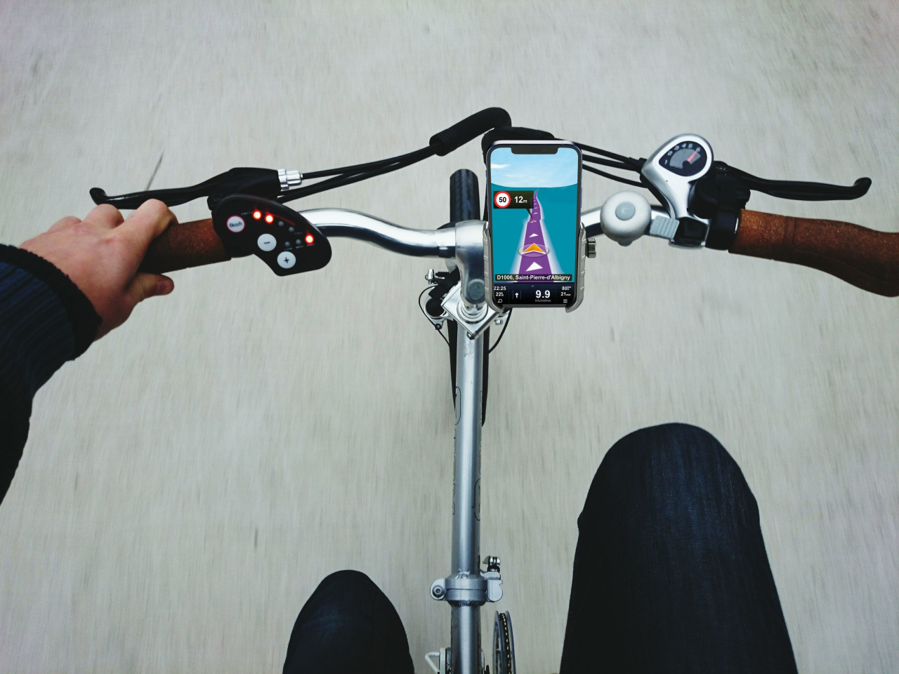 Univerzální hliníkový držák mobilního telefonu Cellularline Rider Steel na řídítka pro motorku i kolo, černý