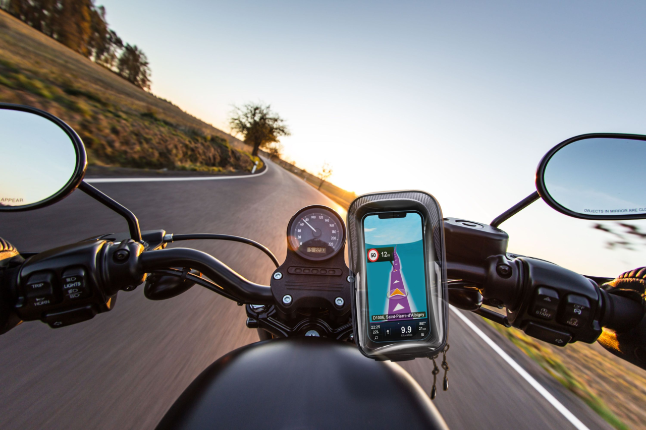 Univerzální držák mobilního telefonu Cellularline Rider Shield na řídítka  pro motorku i kolo, voděodolný, do vel. 6,7",