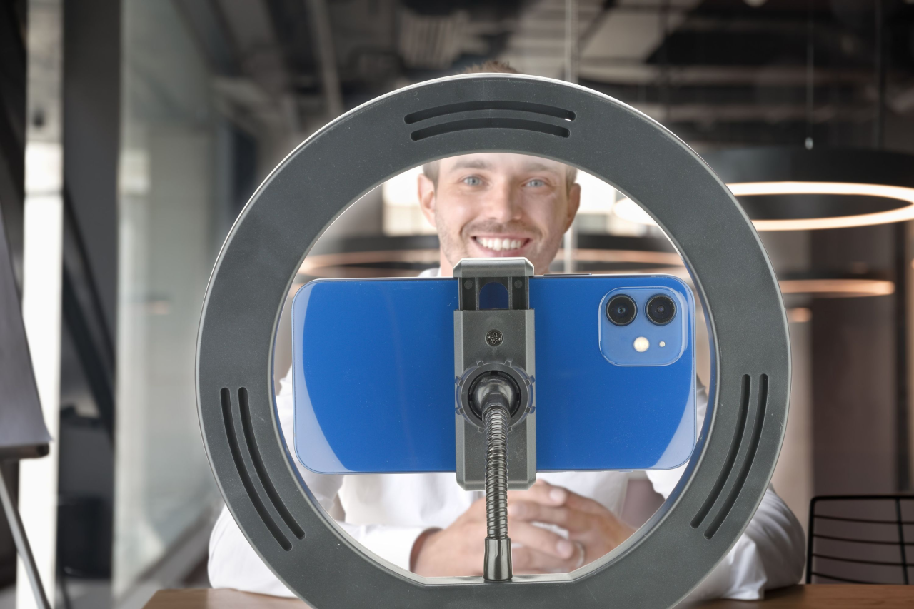 Tripod Cellularline Selfie Ring s LED osvětlením pro selfie fotky a videa, černý